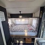 Louise's Camper مكان تخييم *