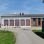 مكان تخييم Louise's Camper *
