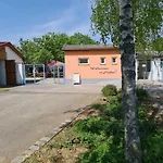 مكان تخييم Louise's Camper *